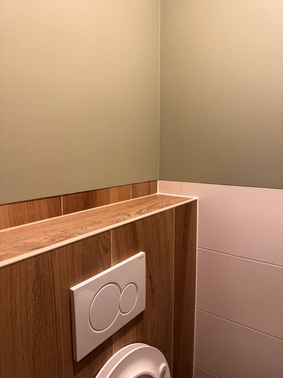Houtlook ombouw met witte bedieningsplaat en groene wand